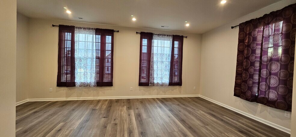 Building Photo - 504 Whitehall Cir