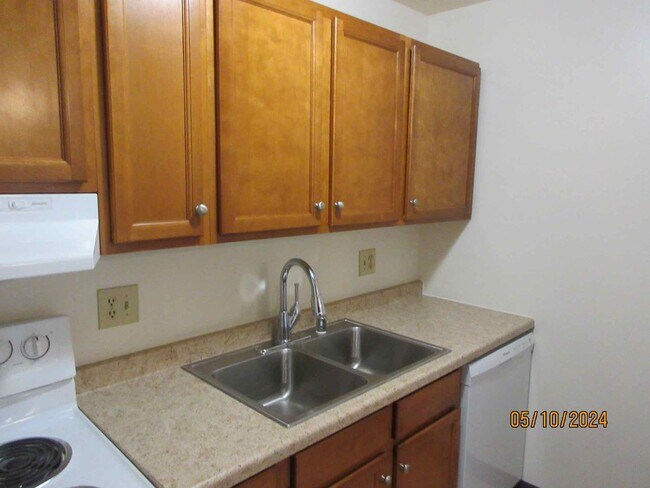 Building Photo - Upper 2 bedroom plus den in Germantown