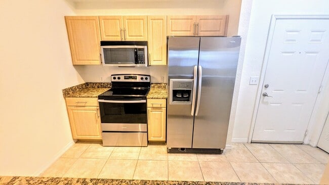 Building Photo - Annual Unfurnished 2/2 Condo in Downtown S...