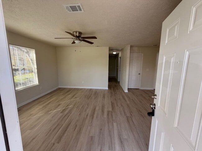 Building Photo - BEAUTIFUL REMODLED 3 BEDROOM 2 BATH HOME