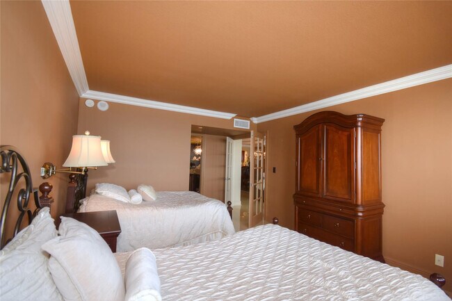 Building Photo - 1012 N Ocean Blvd