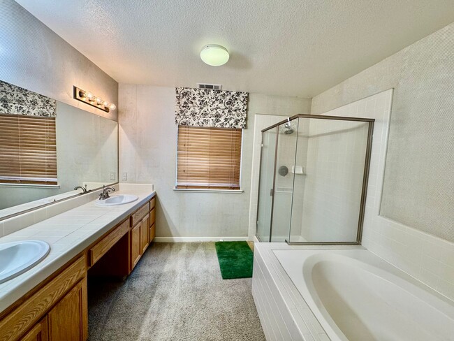 Building Photo - Spacious Two Story Home For Rent with all ...