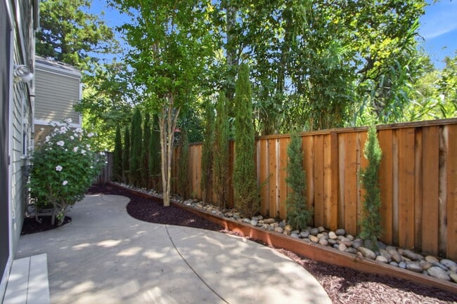 Building Photo - 136 Creekside Village Dr
