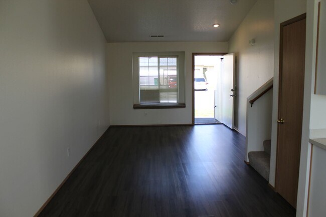 Building Photo - 4 bedroom 2 bath family home in quiet Scappoose neighborhood