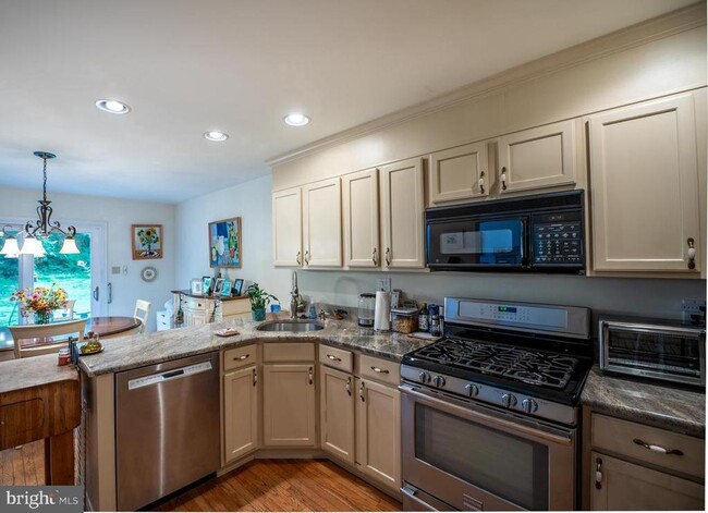 Building Photo - 908 Holly Ct