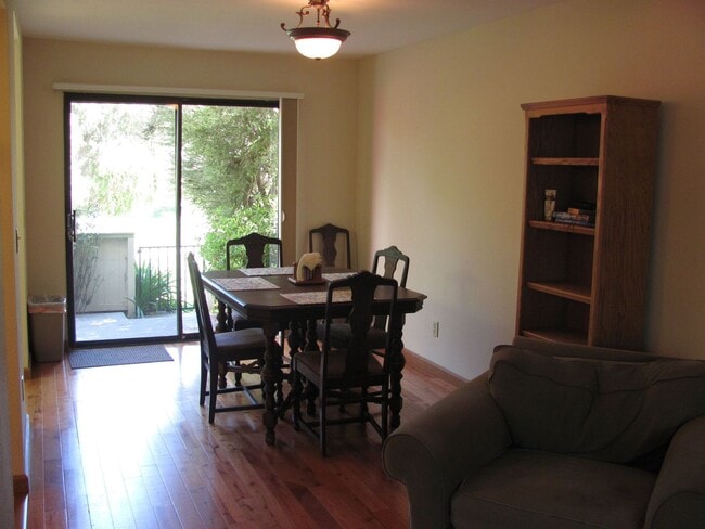 Building Photo - King Courts Condo! Backs to the Park! Bloc...