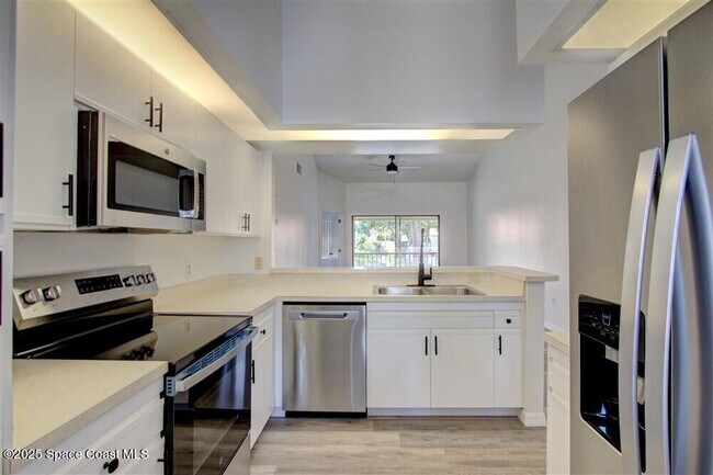 Building Photo - 1051 Country Club Dr