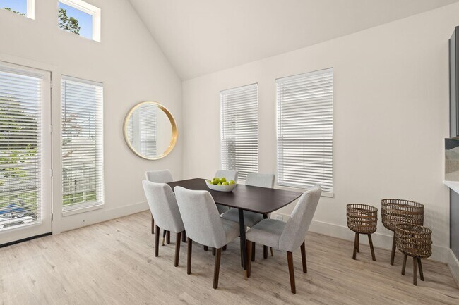 Building Photo - 1042 Homer St