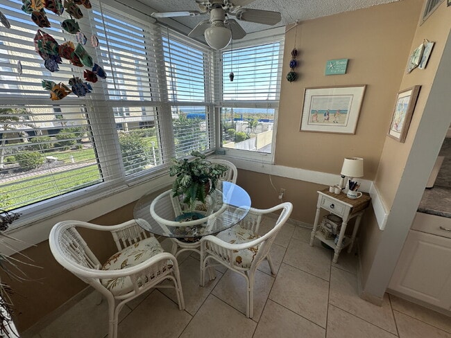 Building Photo - Villa Vista Condo  Available June 1st - December 31st 2026