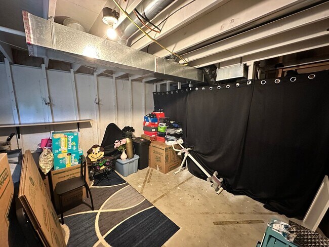 Building Photo - 3 bedroom, 2 Full Bathroom Single Family H...