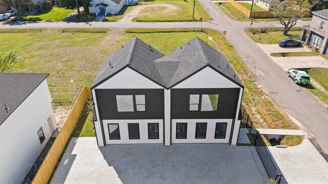 Building Photo - 4202 Kewanee St