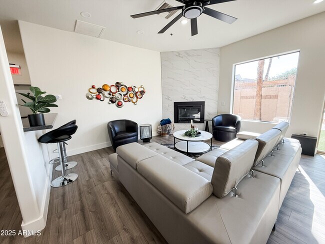 Building Photo - 920 E Devonshire Ave