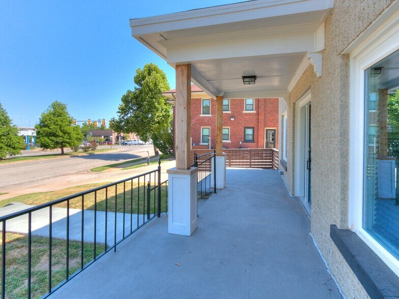 Large Porch - 2409 N Robinson Ave