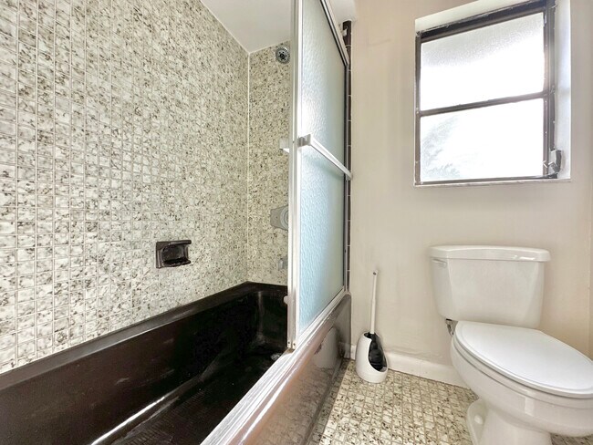 Building Photo - 1900 Curling Ave