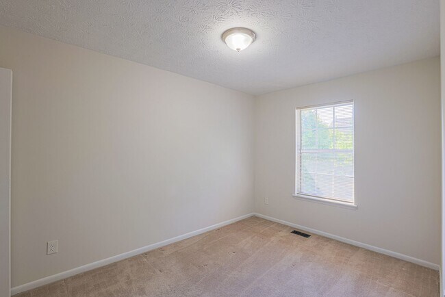 Building Photo - 70 Chelmsford Ct