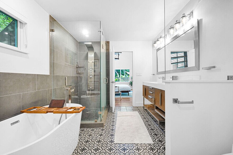 Shower - 150 NE 50th Ter