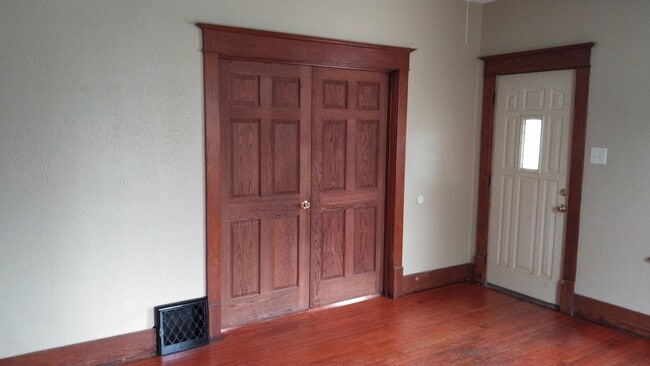 Building Photo - 145 E 14th St