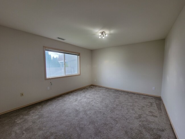 Building Photo - Horn Rapids Home with Bonus Room, Deck, an...