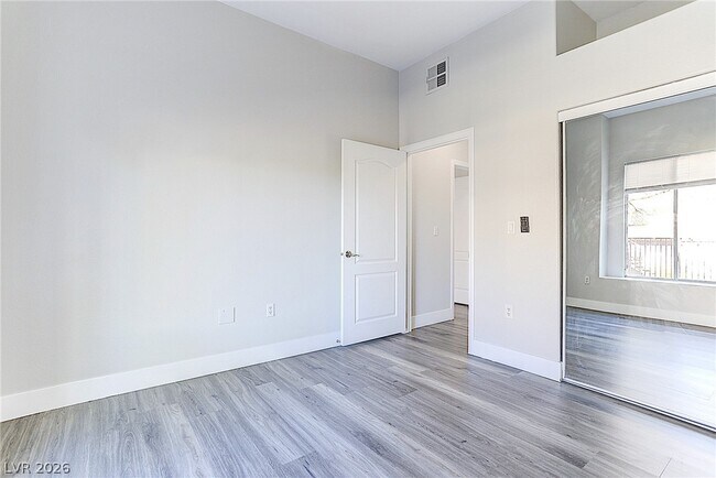 Building Photo - 2305 W Horizon Ridge Pkwy