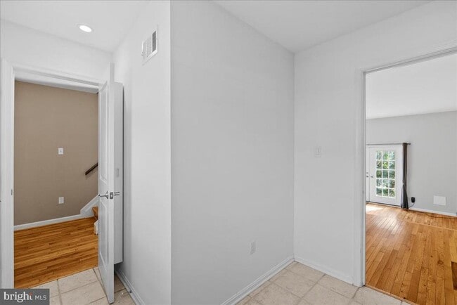 Building Photo - 2146 Golf Course Dr