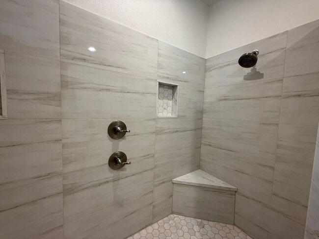 Building Photo - Gorgeous 3 bedrooms, 2.5 baths home