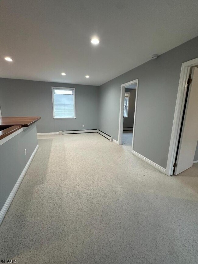 Building Photo - 18 Montrose Ave