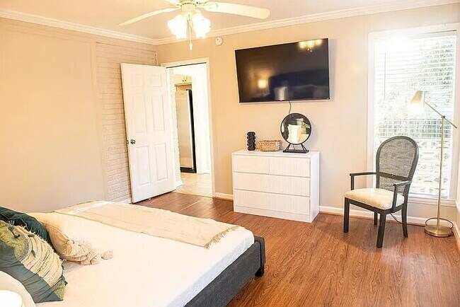 Building Photo - Fully Furnished 4BR Bungalow in Prime Forest Dr Location