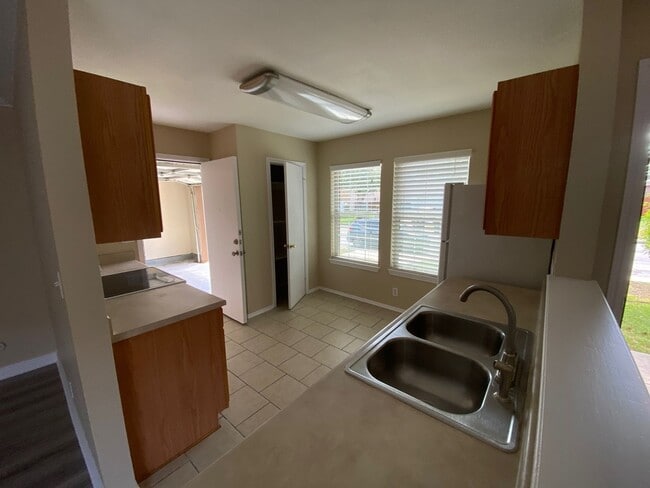 Building Photo - Charming and Spacious Home in a Quiet and ...