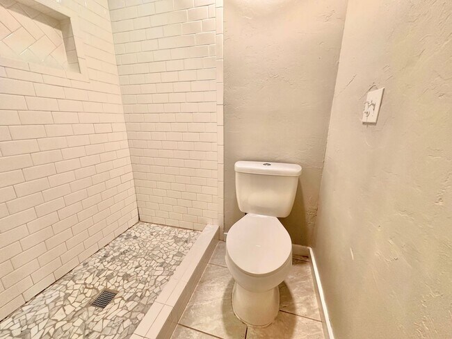 Building Photo - 4 Bed Spacious Midwest city House - Move in Deposit-Free! (If Qualified)