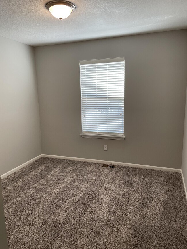 Building Photo - 605 Poplar Ct