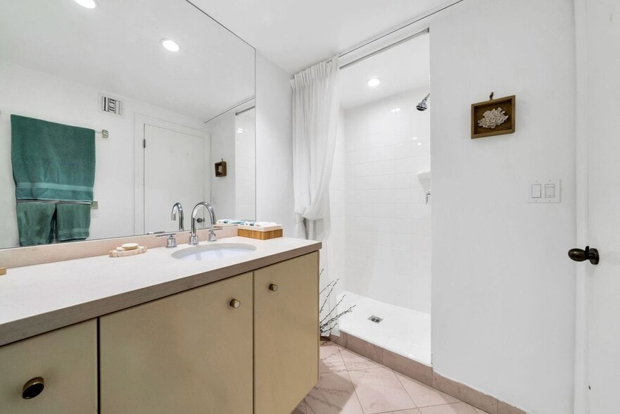 Building Photo - 7259 Hillside Ave