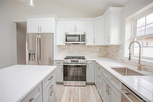 Building Photo - 451 E Pine St