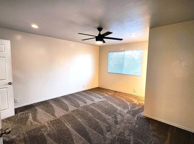 Building Photo - Updated 4 Bd 3 Ba Home in Sandy