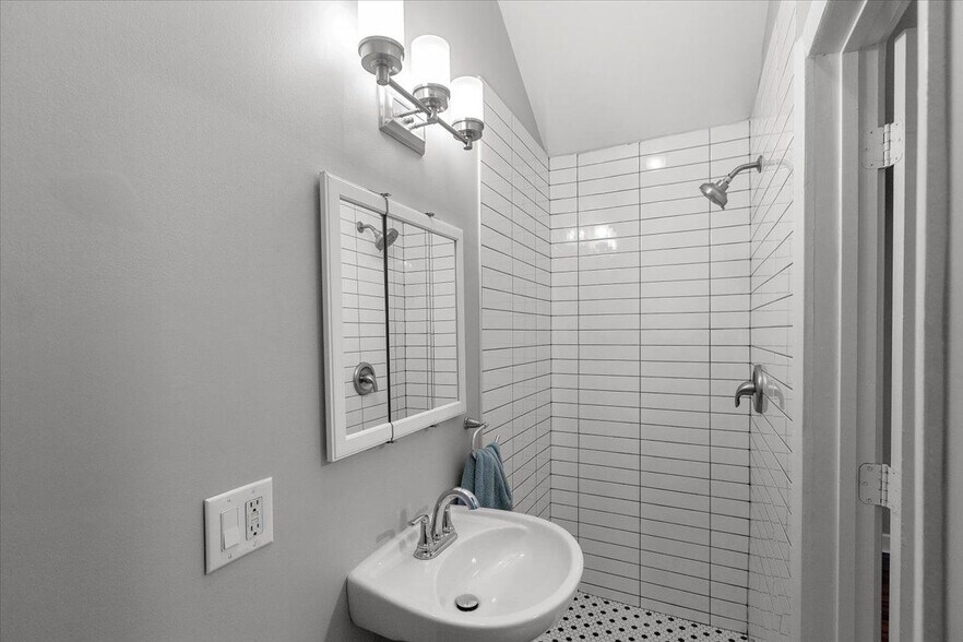 Building Photo - 3652 N Nora Ave