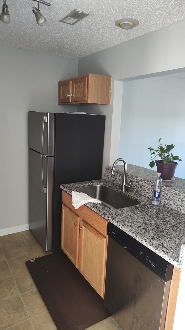 Building Photo - 2601 Riverridge Ct