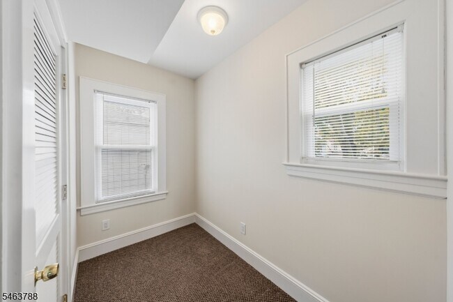 Building Photo - 11 Evergreen Ave