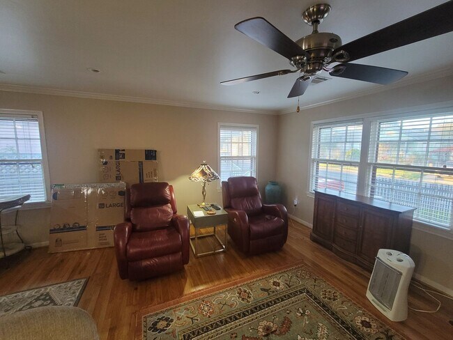 Building Photo - Single Family 1300+ square foot East End Home