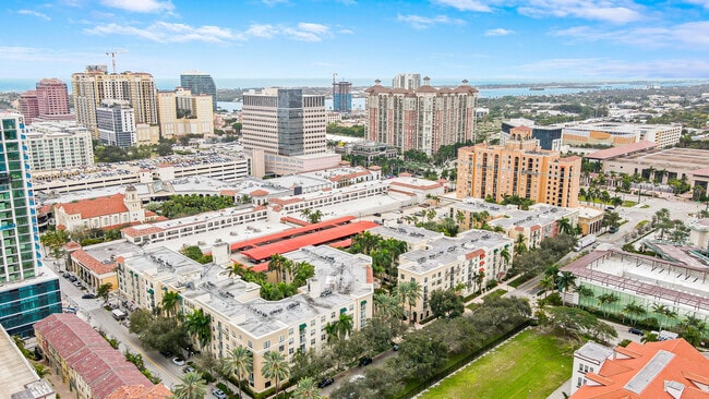 Building Photo - 630 S Sapodilla Ave