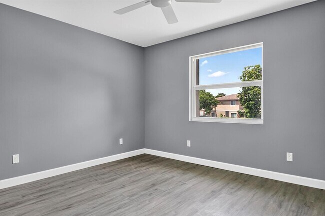 Building Photo - 3236 Coral Ridge Dr