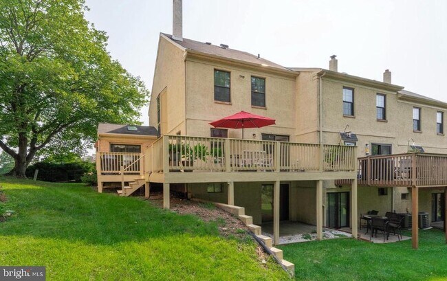 Building Photo - 2074 Yorktown S