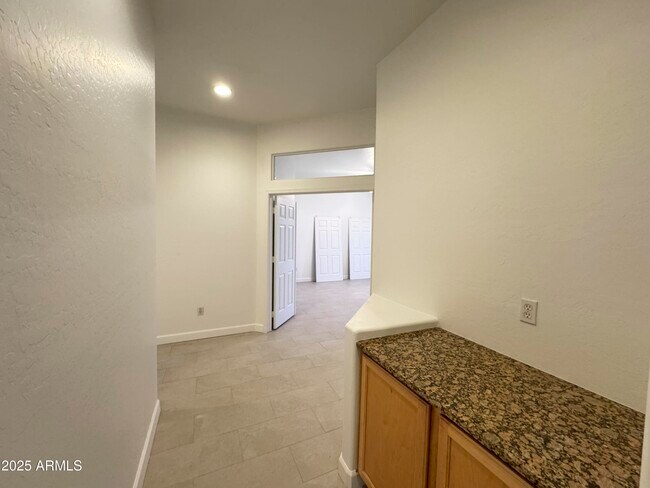 Building Photo - 888 E Loma Vista St