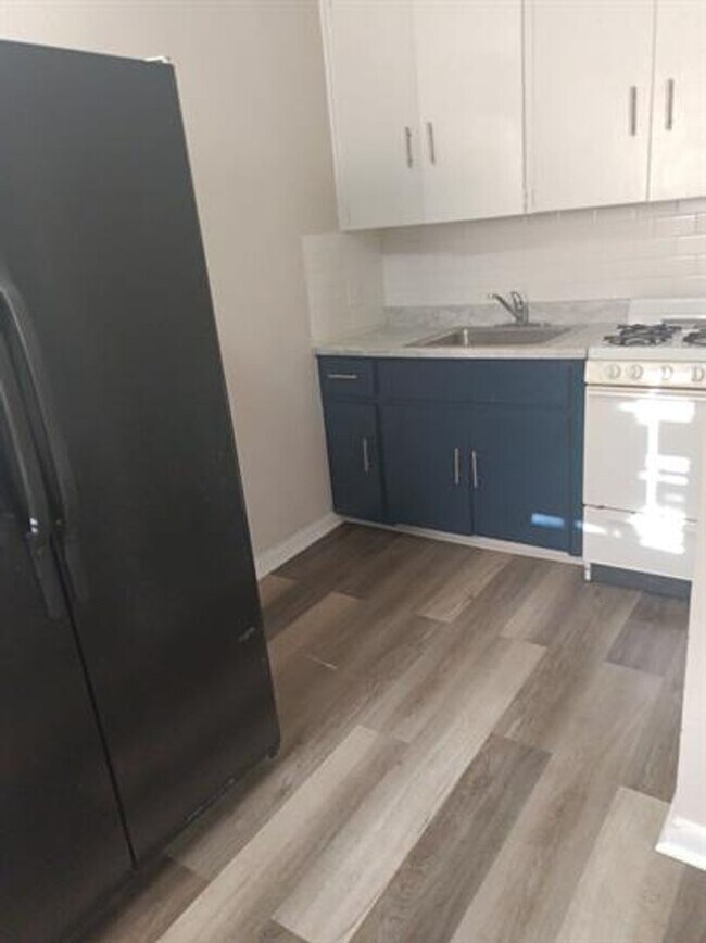 Building Photo - Perfect 1 bed unit located within walking distance of Woodson Park