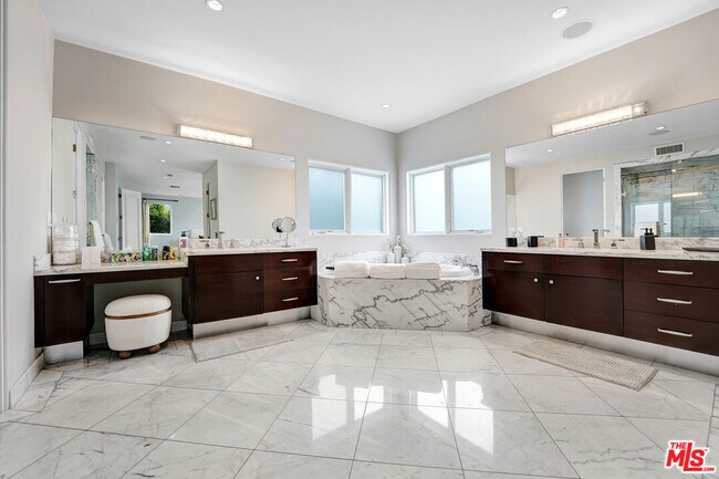 Building Photo - 841 N Crescent Heights Blvd