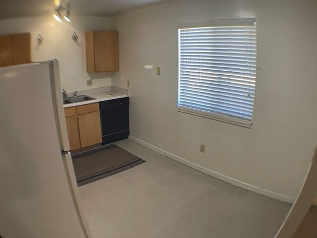 Building Photo - Delightful 2 bedroom 1 bathroom home in Sunnsyside!