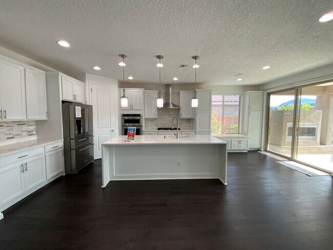 Building Photo - 5 Bedroom Luxury Home Available Near Louis...