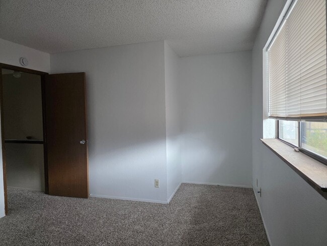 Building Photo - Cute Townhouse