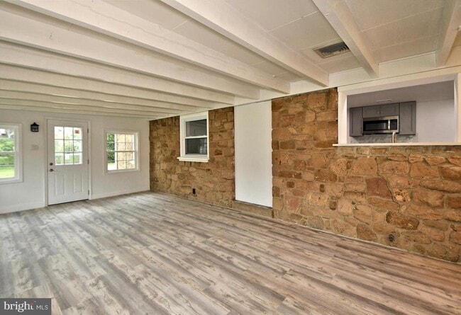 Building Photo - 205 Maple Ave
