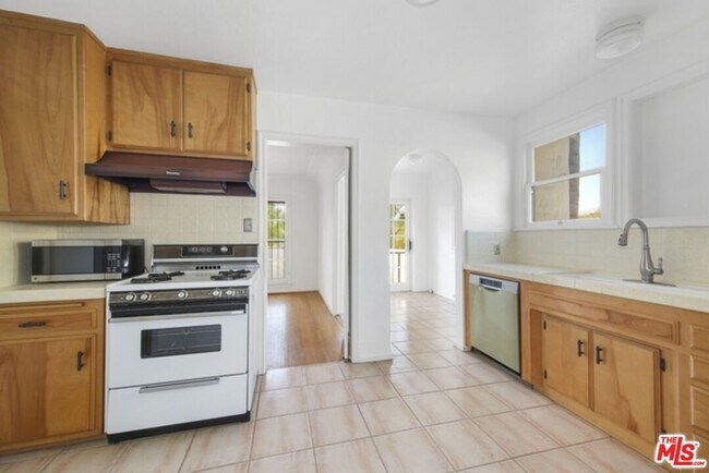 Building Photo - 2634 Lakewood Ave N