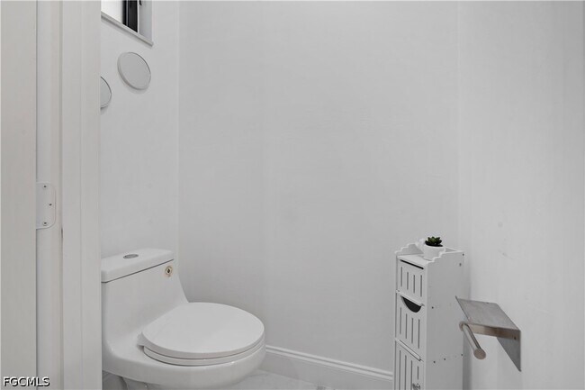 Building Photo - 24 Crestwood Cir S