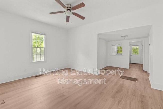 Building Photo - 552 S Bainbridge St